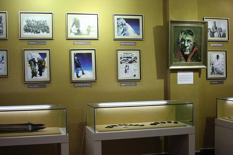 066 First successful assault on the Everest shown in the mountaineering school.jpg